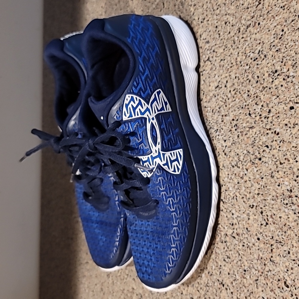 Under Armour youth tennis shoes, Size 4Y, blue.